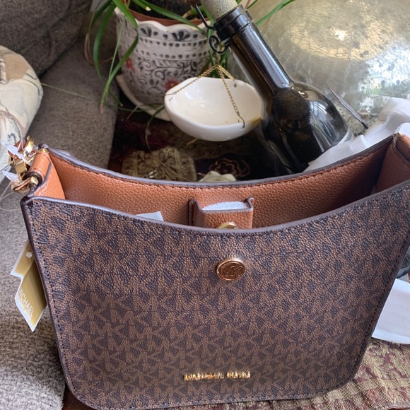 Authentic MICHAEL KORS Signature leather snap magnetic top Crossbody - Picture 8 of 15